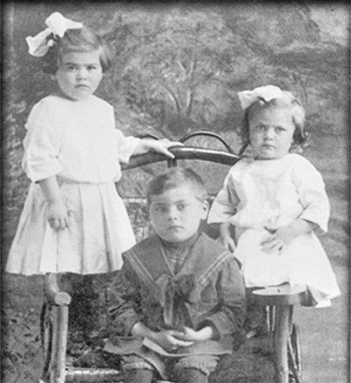 Enfants Portrait en noir et blanc de trois enfants